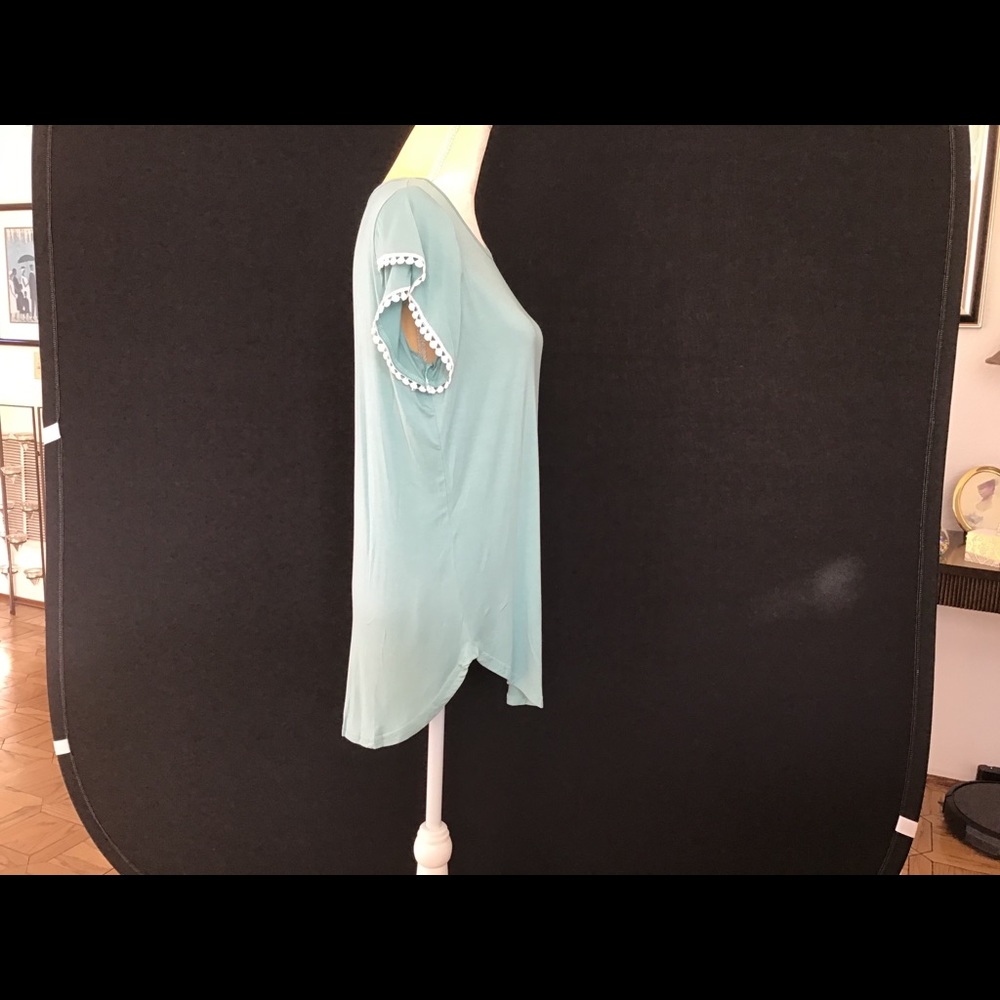 Amaryllis Pullover Tee (NWOT) - Picture 3 of 10